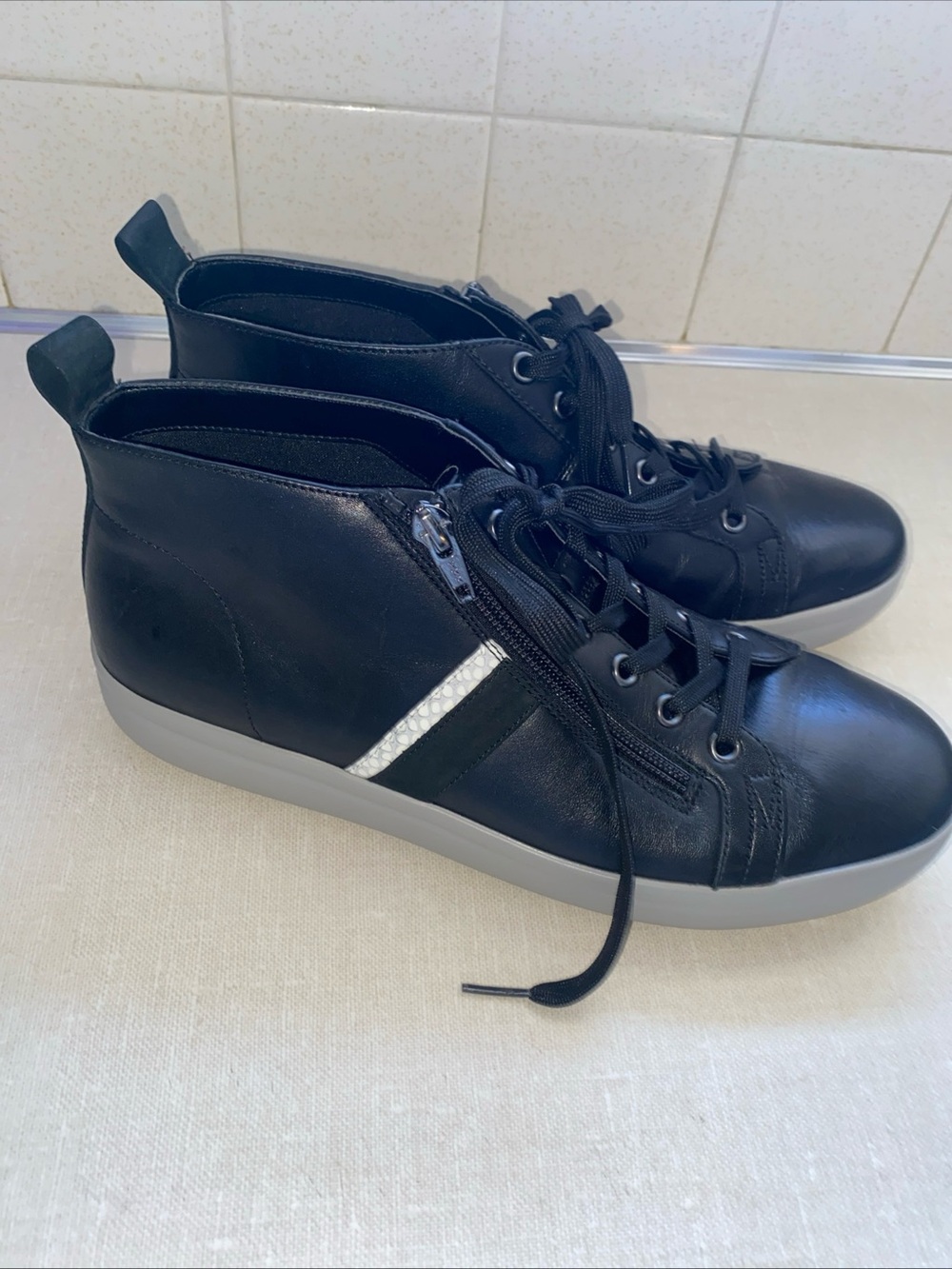 Vionic Womens Stevie Black High Top Sneakers Shoes Size 9.5